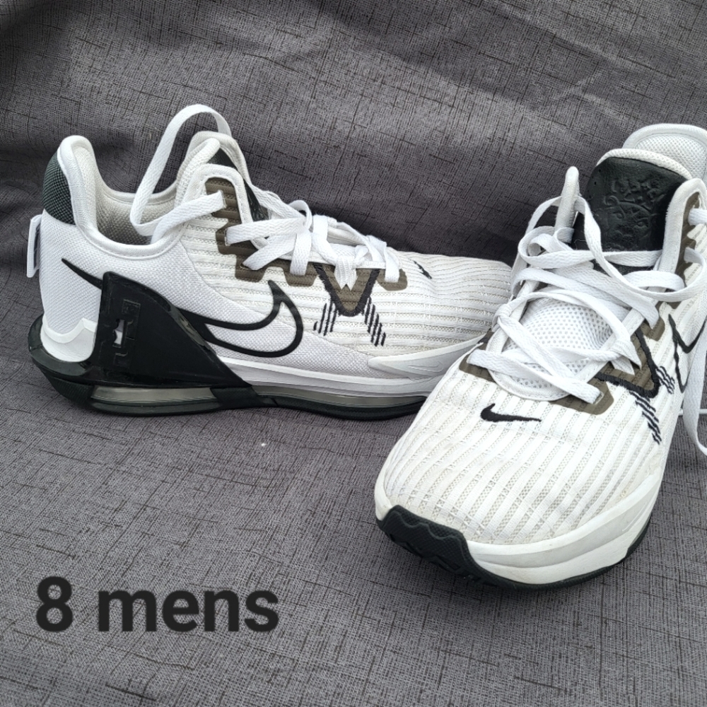 Basketball shoes
